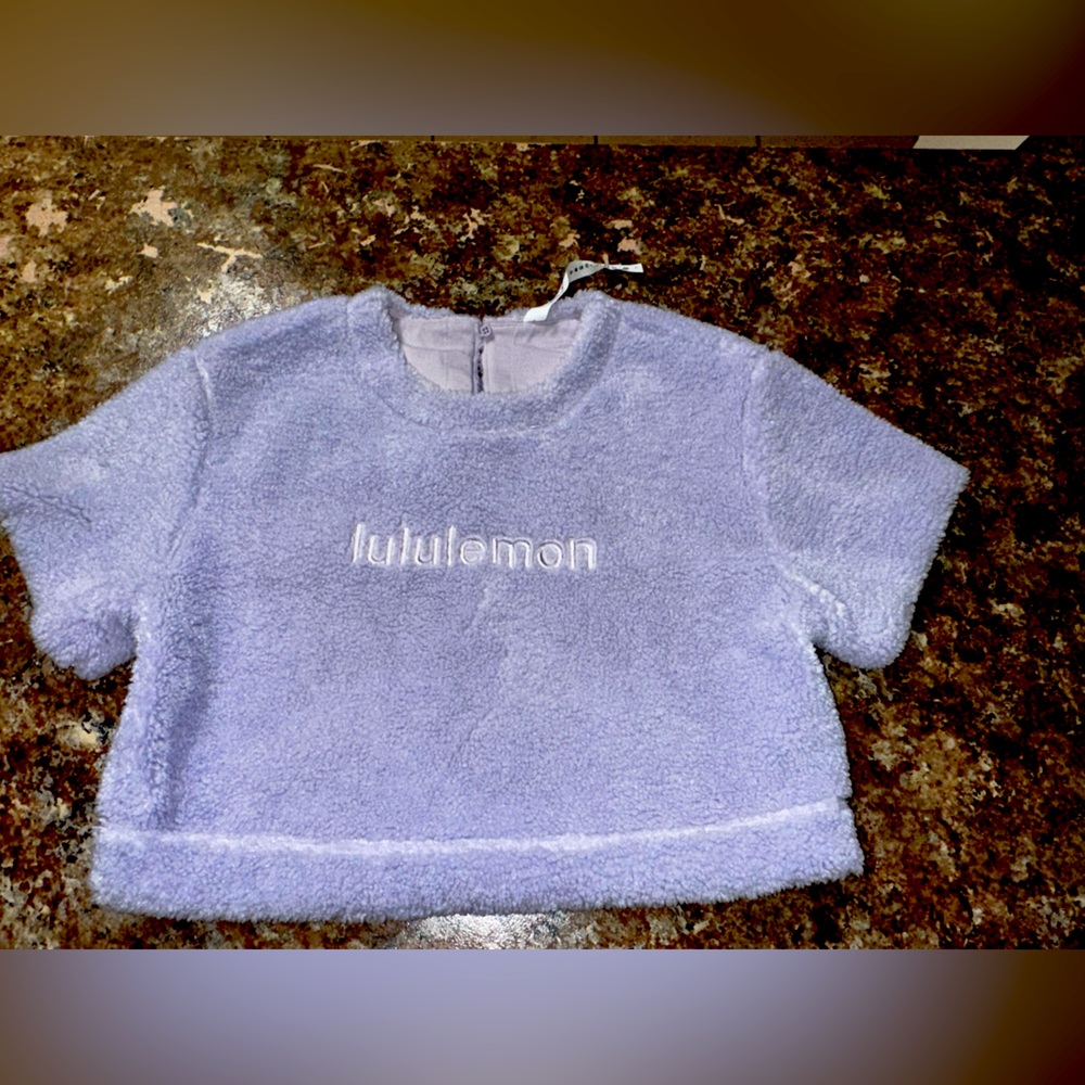 Lululemon Cropped T-shirt style sweater